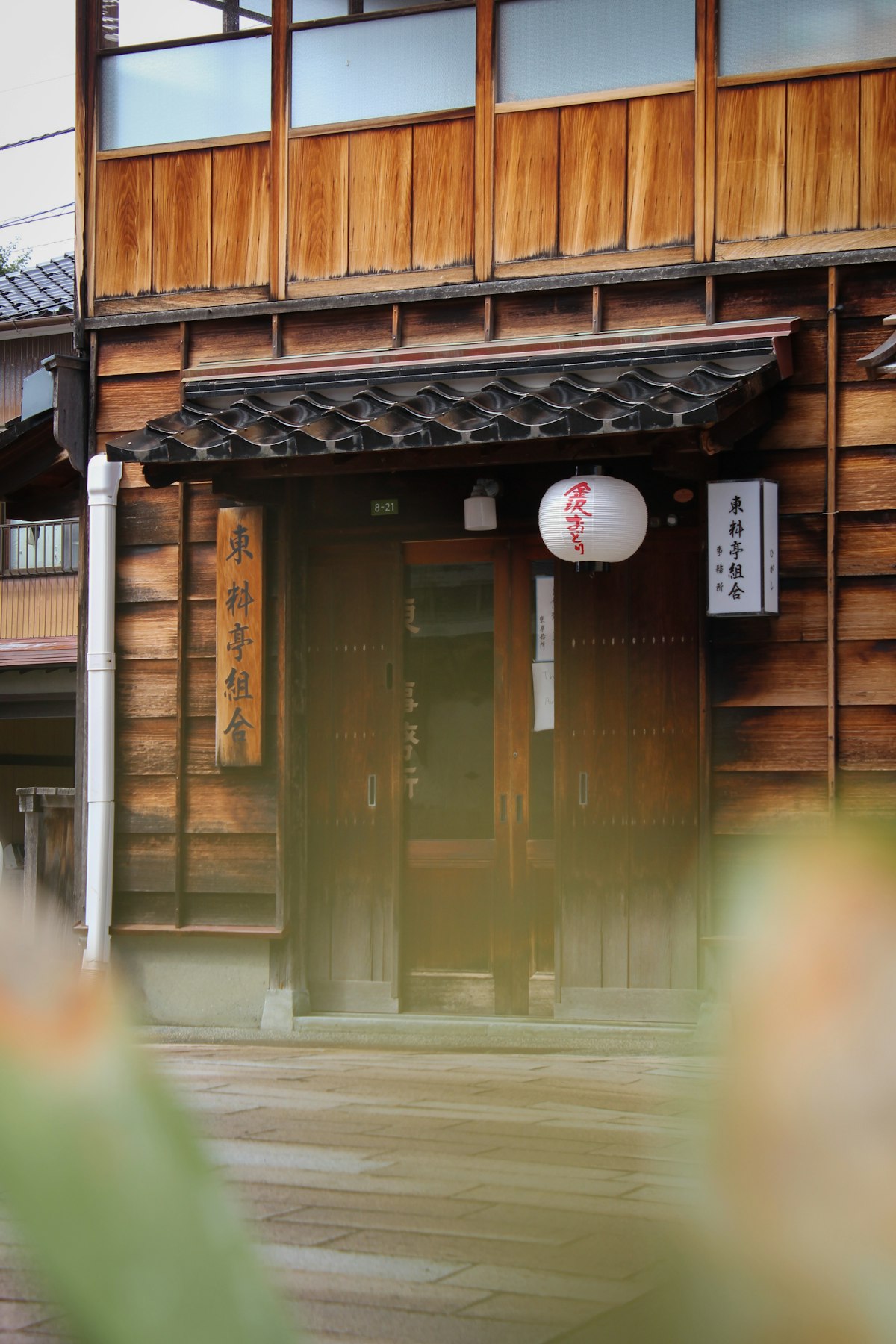 提灯の下がる旅館の玄関