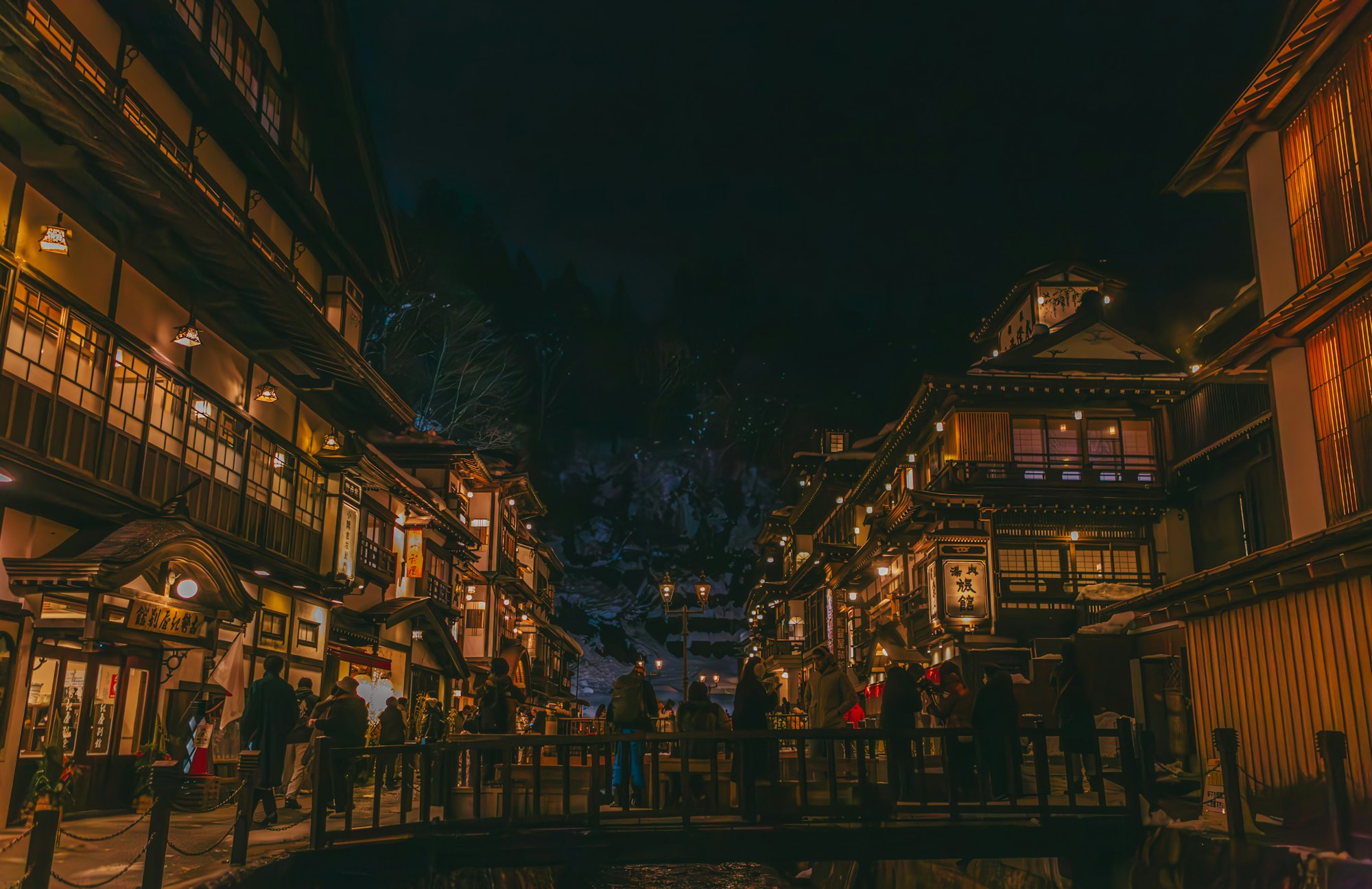 明かりの灯る温泉街の夜景